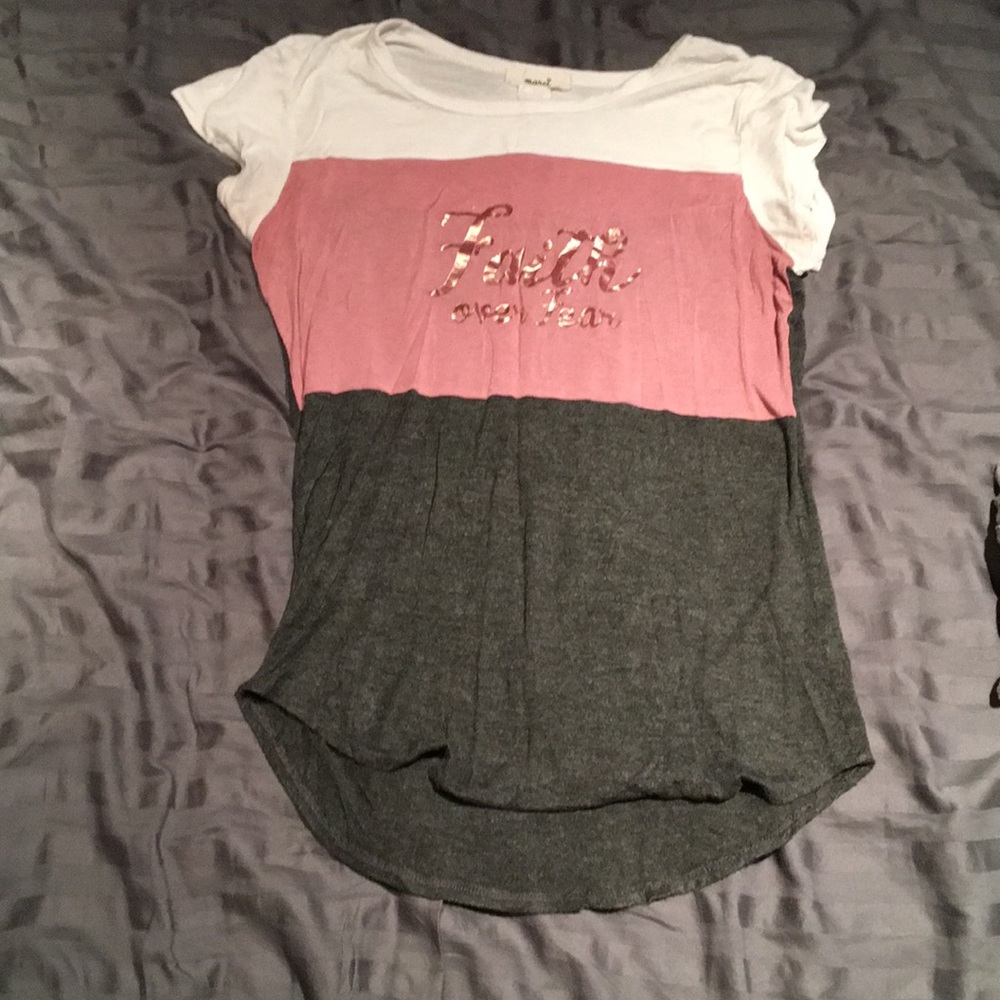 A tee shirt